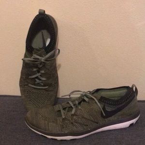 Nike flyknit free runs